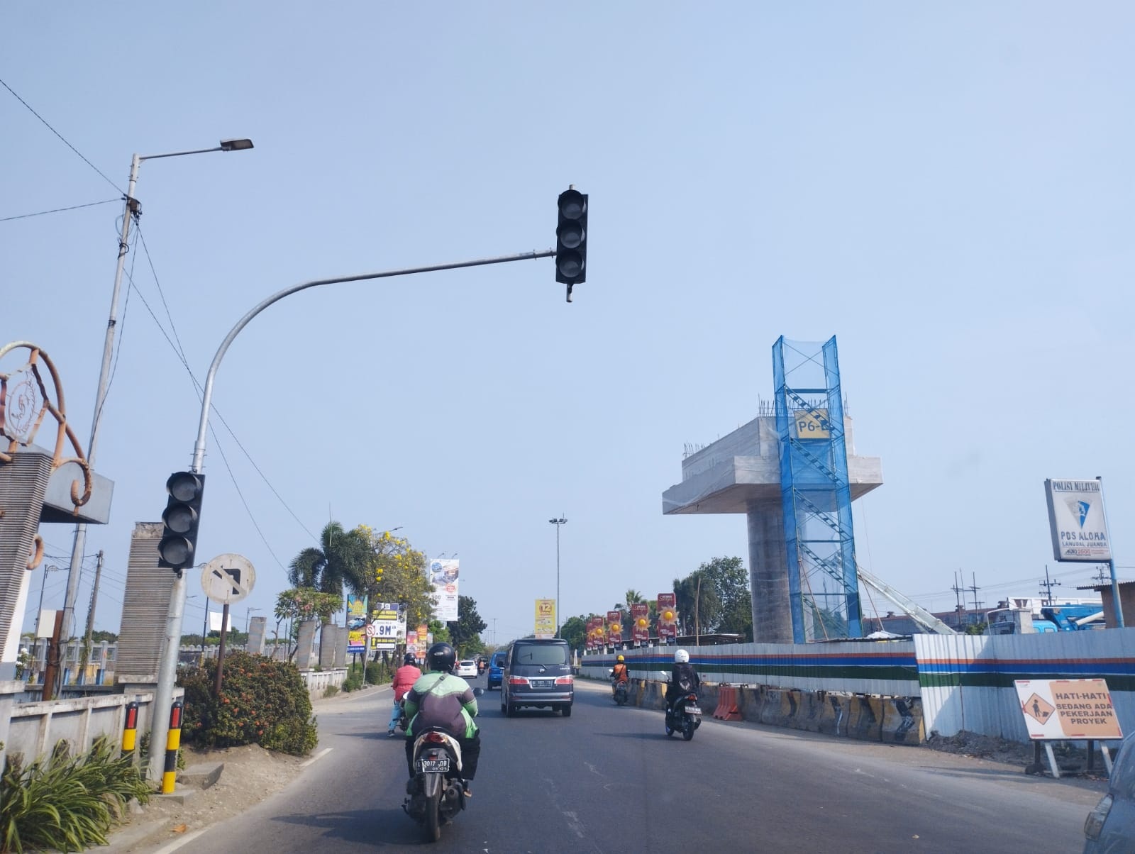 TERUS BERJALAN: Pembanguanan Flyover di Gedangan yang masih berlangsung. (ANNISA FIRDAUSI/RADAR SIDOARJO)