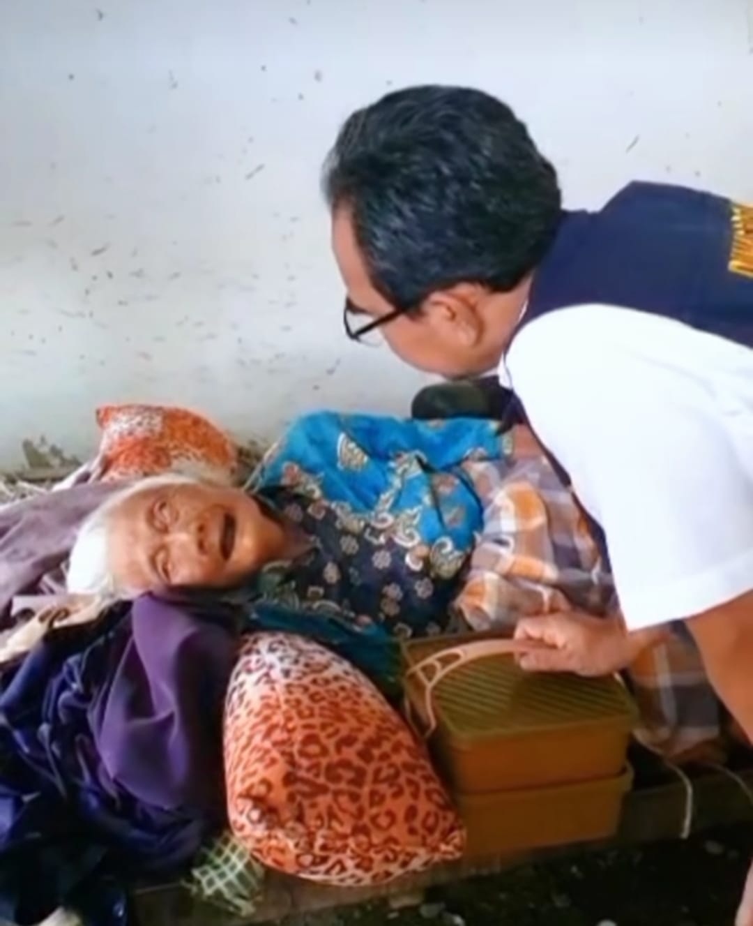 PEDULI: Kepala Dinas Sosial Sidoarjo Misbahul Munir mengantarkan bantuan makanan untuk warga miskin lansia.