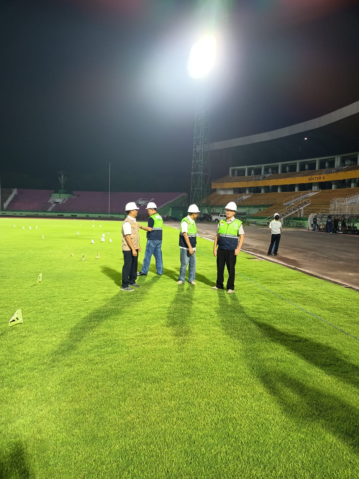 TERANG: Sejumlah tim ahli bersama Plh Kepala Disporapar melihat pelaksanaan uji coba cahaya lampu di Stadion Gelora Delta Sidoarjo, Selasa (12/7) malam.