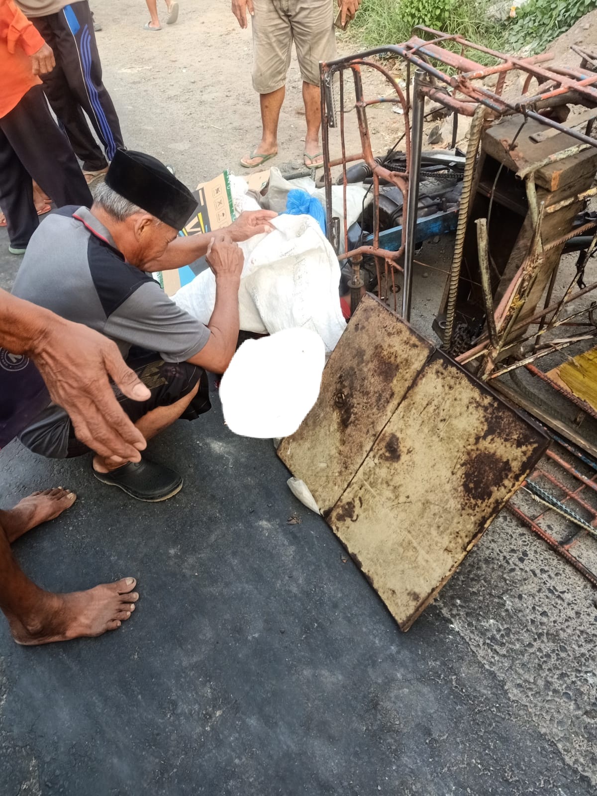 TRAGIS : Kondisi pengemudi bentor setelah terlindas ban truk di Candi. (ist)