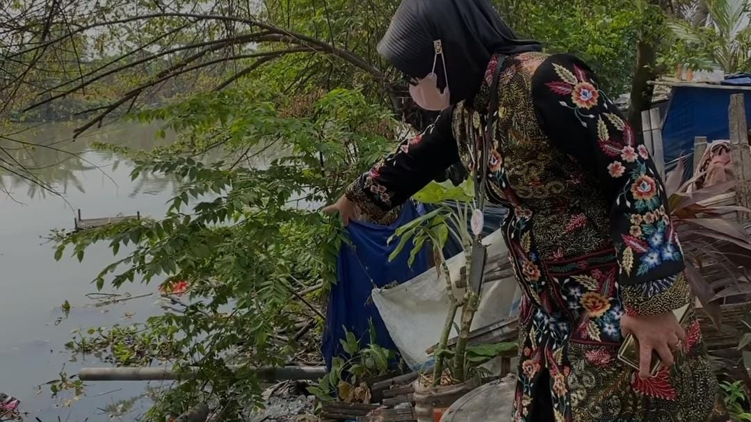 JOROK: Kepala Dinkes Sidoarjo Fenny Apridawati melihat kondisi bantaran sungai di Desa Kalipecabean, Kecamatan Candi yang digunakan warga untuk BAB. (Ist)