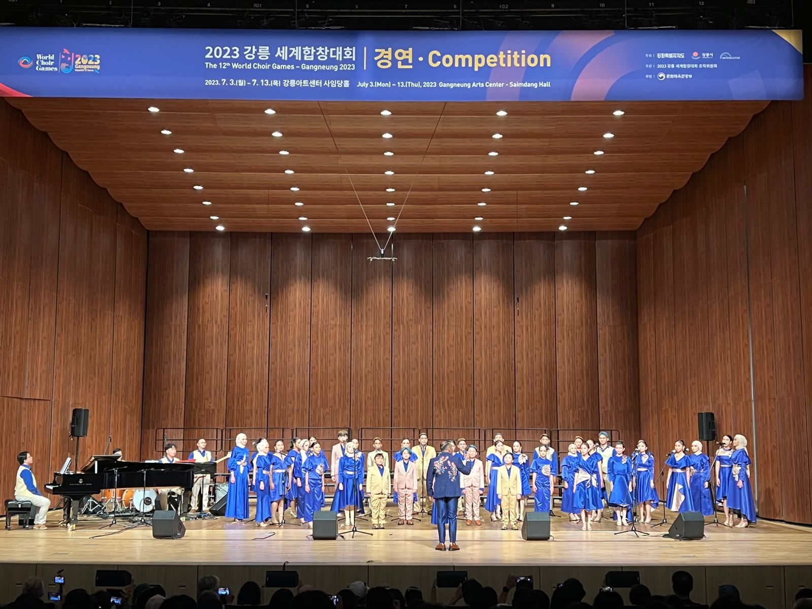 MERDU: Paduan suara Gitabumi Shine Voice tampil di Korea Selatan.