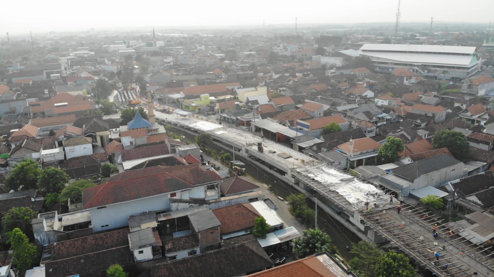 ON THE TRACK: Progres pembangunan Flyover JPL 64 Krian pengerjaannya sedang dikebut. Diharapkan pembangunan jembatan layang itu bisa untuk mengurai kemacetan.