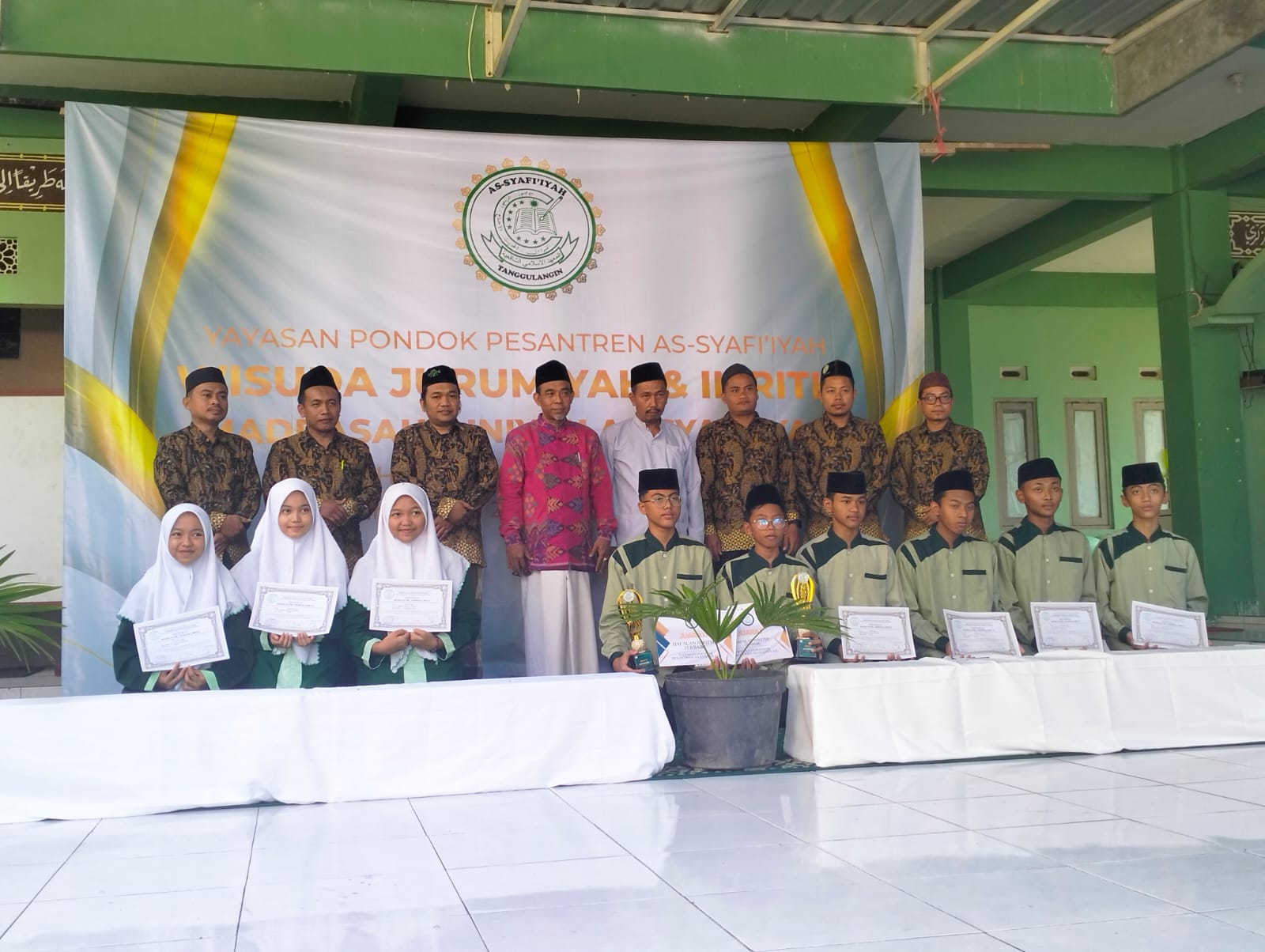 KOMPAK: Foto bersama para pengasuh dan santri Pondok Pesantren As-Syafi