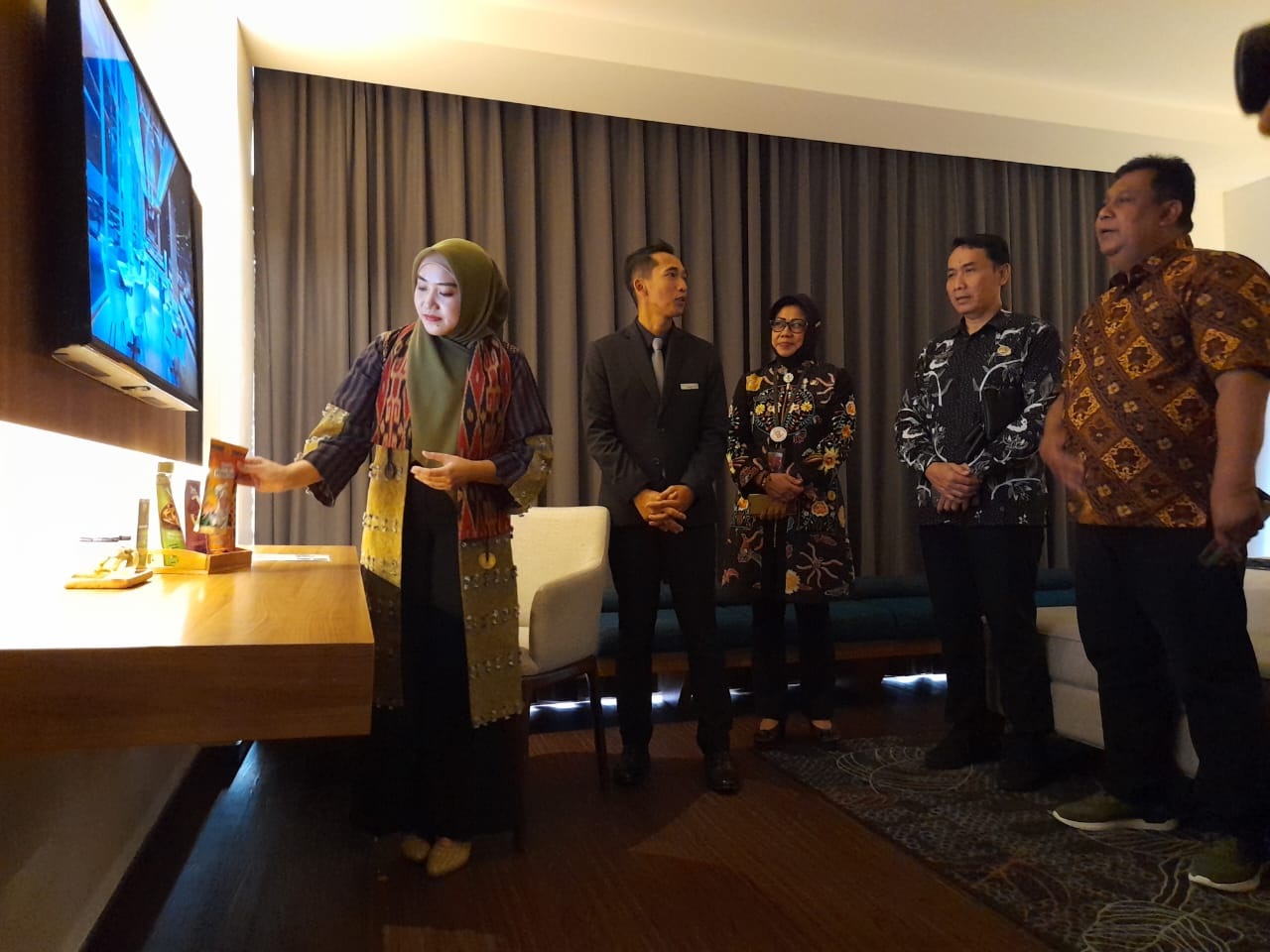 BANGGA: Ketua Tim Penggerak PKK Sidoarjo Sa&rsquo;adah Ahmad Muhdlor (kiri) melihat produk UMKM dari asman toga yang disiapkan di kamar hotel. (M SAIFUL ROHMAN/RADAR SIDOARJO)