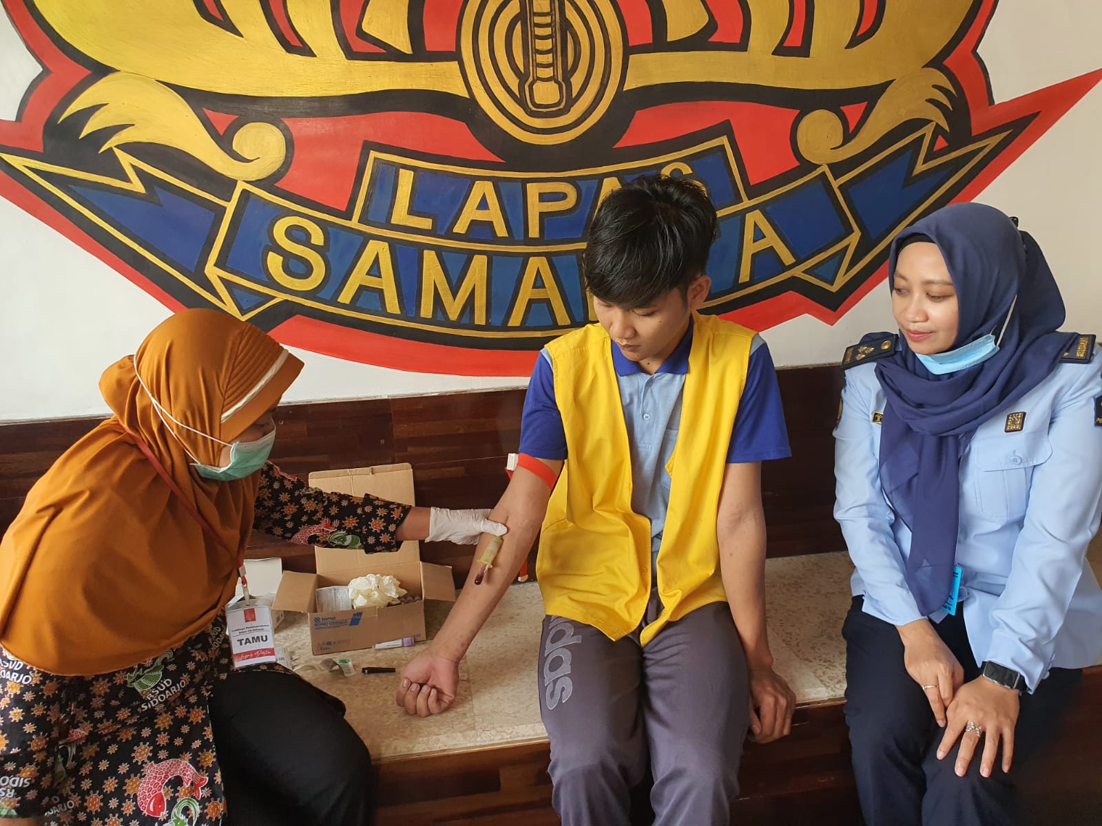 BIAR SEHAT: Tenaga Medis RSUD Menyuntik Warga Binaan Pemasyarakatan. (IST)