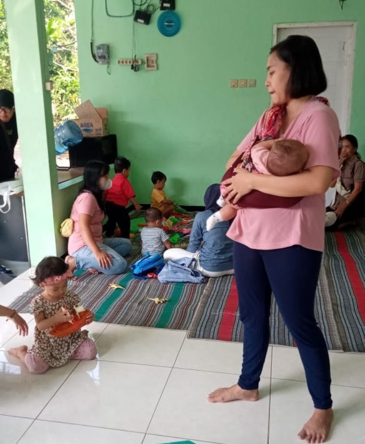 RUTIN: Pemeriksaan kesehatan balita yang dilakukan oleh posyandu di Desa Suko, Kecamatan Sidoarjo. (IST)