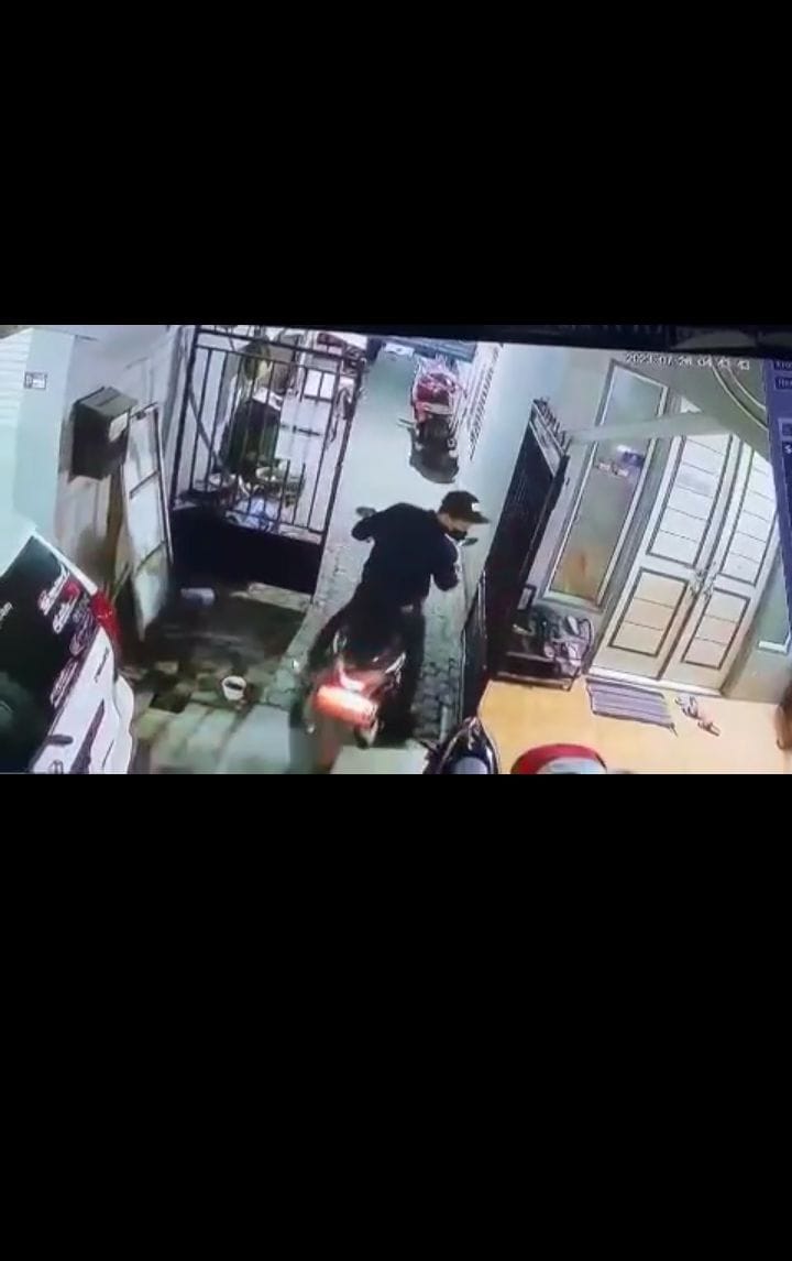MASIH SEPI : Terduga pelaku saat melancarkan aksinya di salah satu rumah di Taman. (IST)