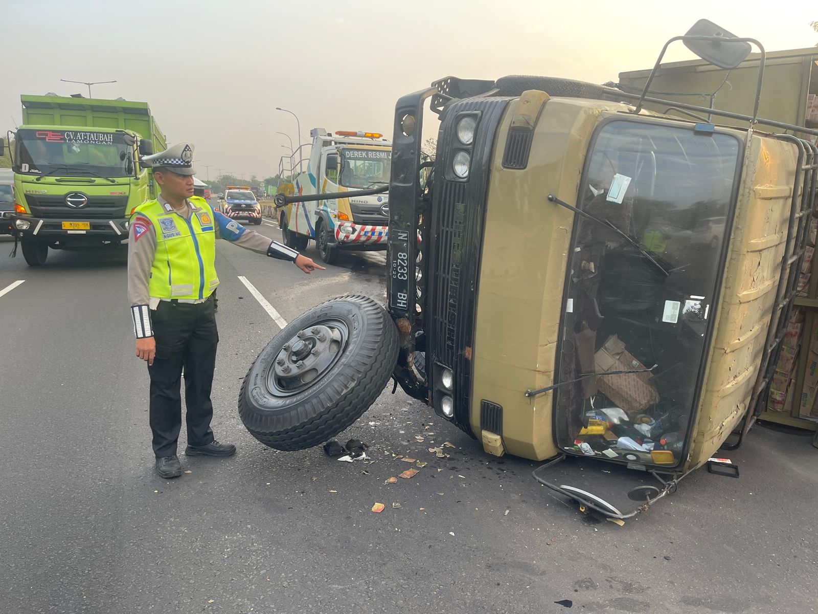 APES: Kondisi truk terguling usai hilang kendali di Tol Waru arah Sidoarjo, KM 754 A, Kamis (27/7) pagi. (IST)