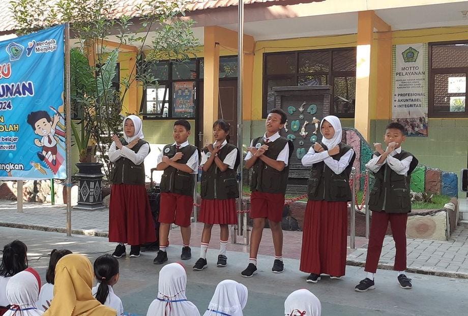 KEREN: Tim Satgas Anti Bullying SDN Tenggulunan saat kenalkan diri pada siswa baru. (M SAIFUL ROHMAN/RADAR SIDOARJO)
