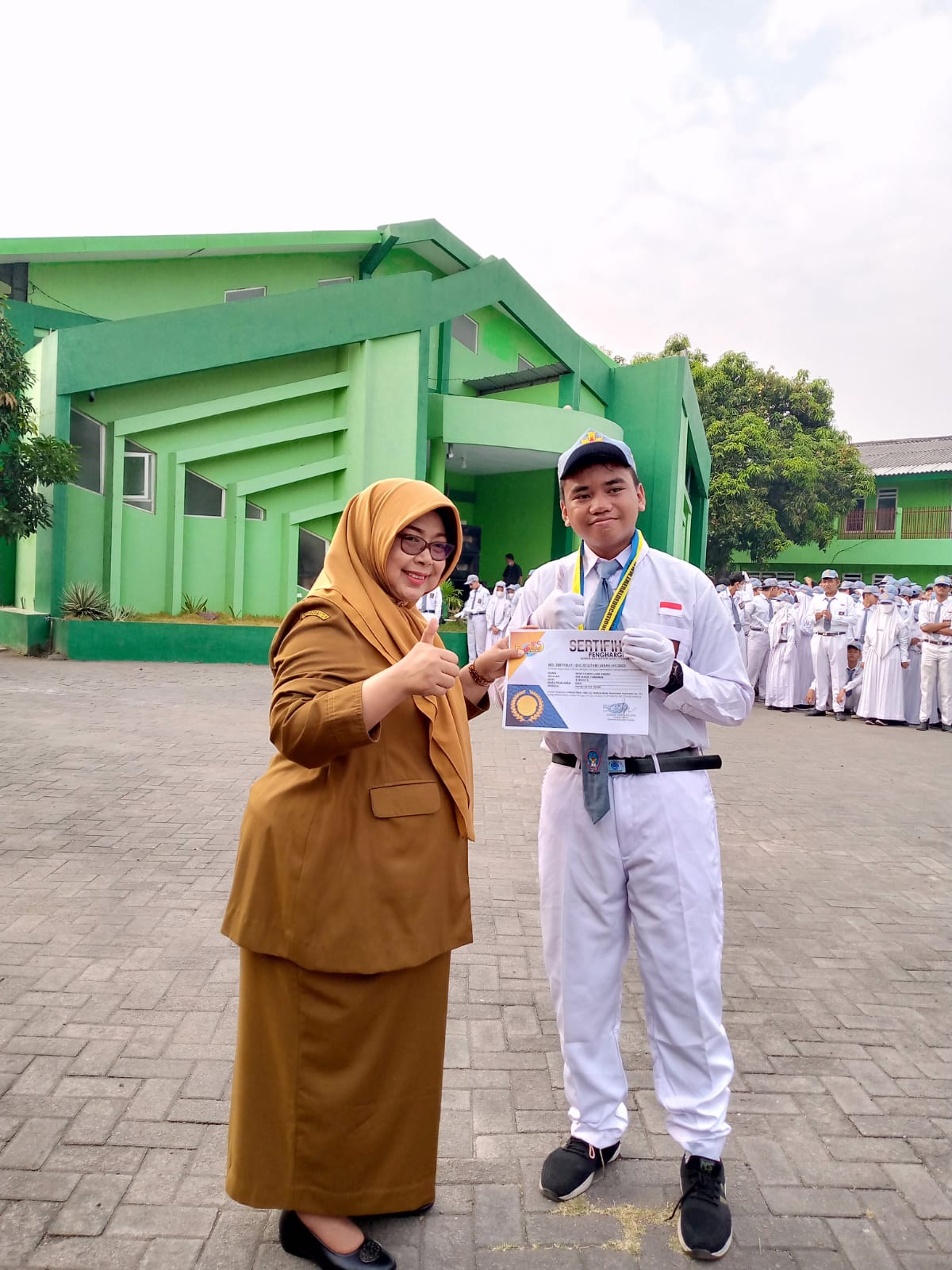 APRESIASI : Kepala SMAN 3 Sidoarjo Ristiwi Peny memberikan penghargaan kepada Rifqy Fathoni Galih Wibowo. (IST)