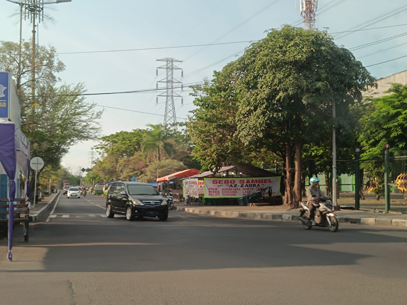 DITATA: Pedagang kuliner yang berjualan di trotoar sisi barat GOR Delta Sidoarjo. (ANNISA FIRDAUSI/RADAR SIDOARJO)