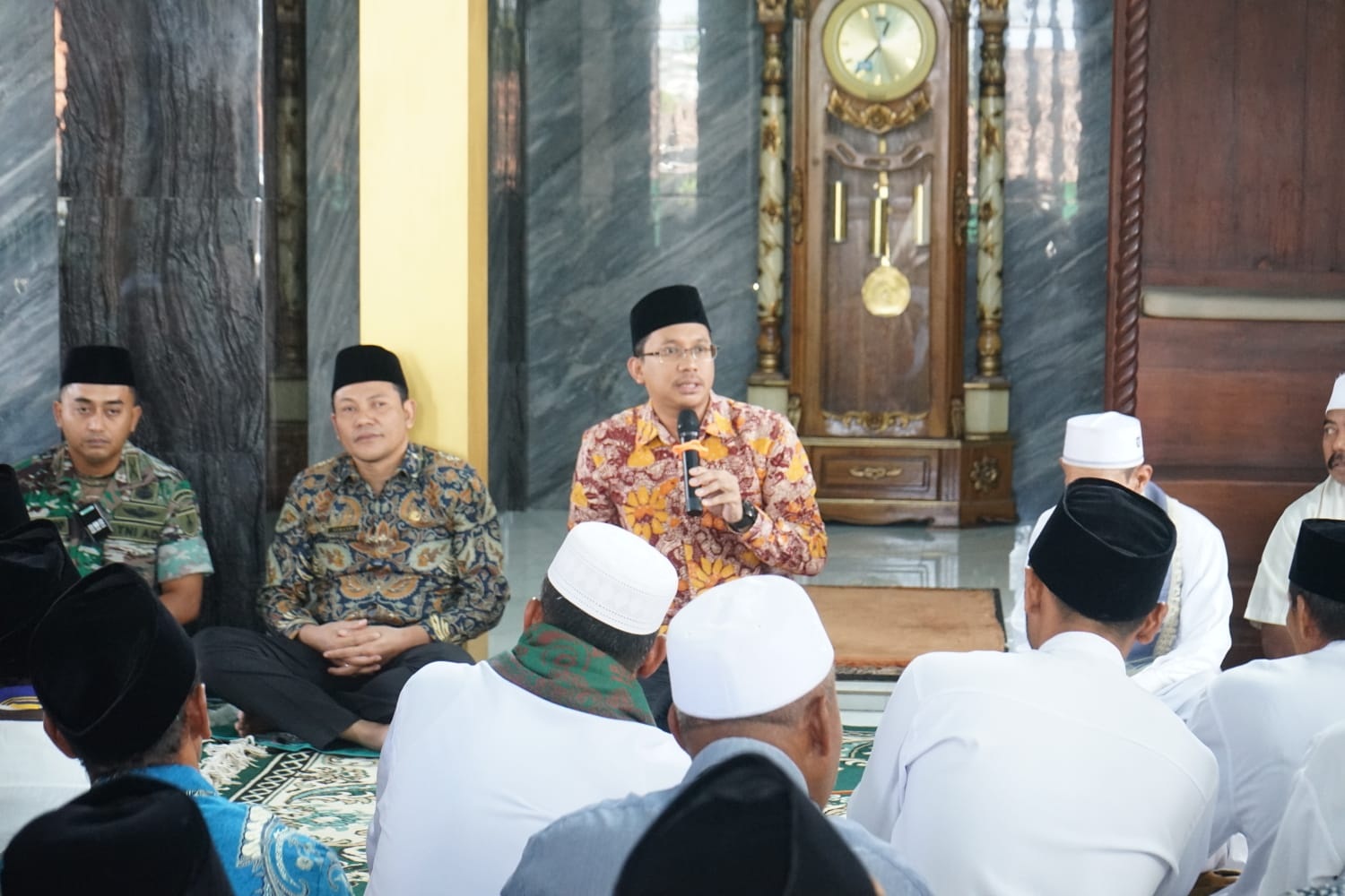 KOMUNIKATIF: Bupati Sidoarjo Ahmad Muhdlor bersama Wakil Bupati Sidoarjo Subandi saat bertemu dengan warga. (IST)