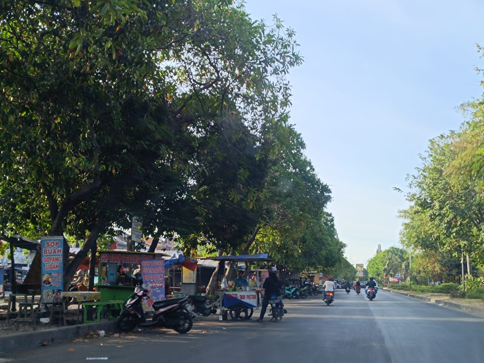 KURANG RAPI: PKL yang membuka lapaknya di atas trotoar di kawasan Perumahan Gading Fajar. (ANNISA FIRDAUSI/RADAR SIDOARJO)