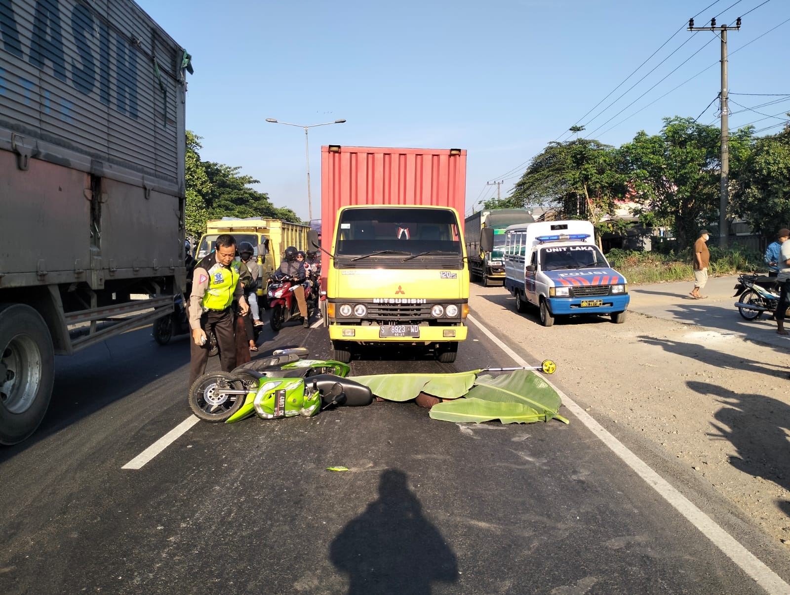 TERGELETAK: Korban tabrakan meninggal di lokasi kejadian. (IST)
