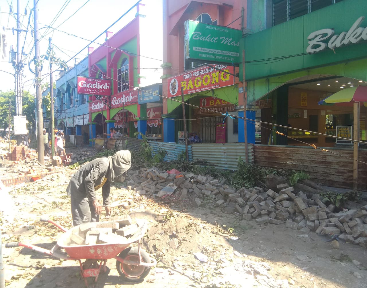 WAJAH BARU: Pembangunan saluran dan revitalisasi sisi timur Pasar Larangan yang mulai dilakukan. (DIKY PUTRA SANSIRI/RADAR SIDOARJO)