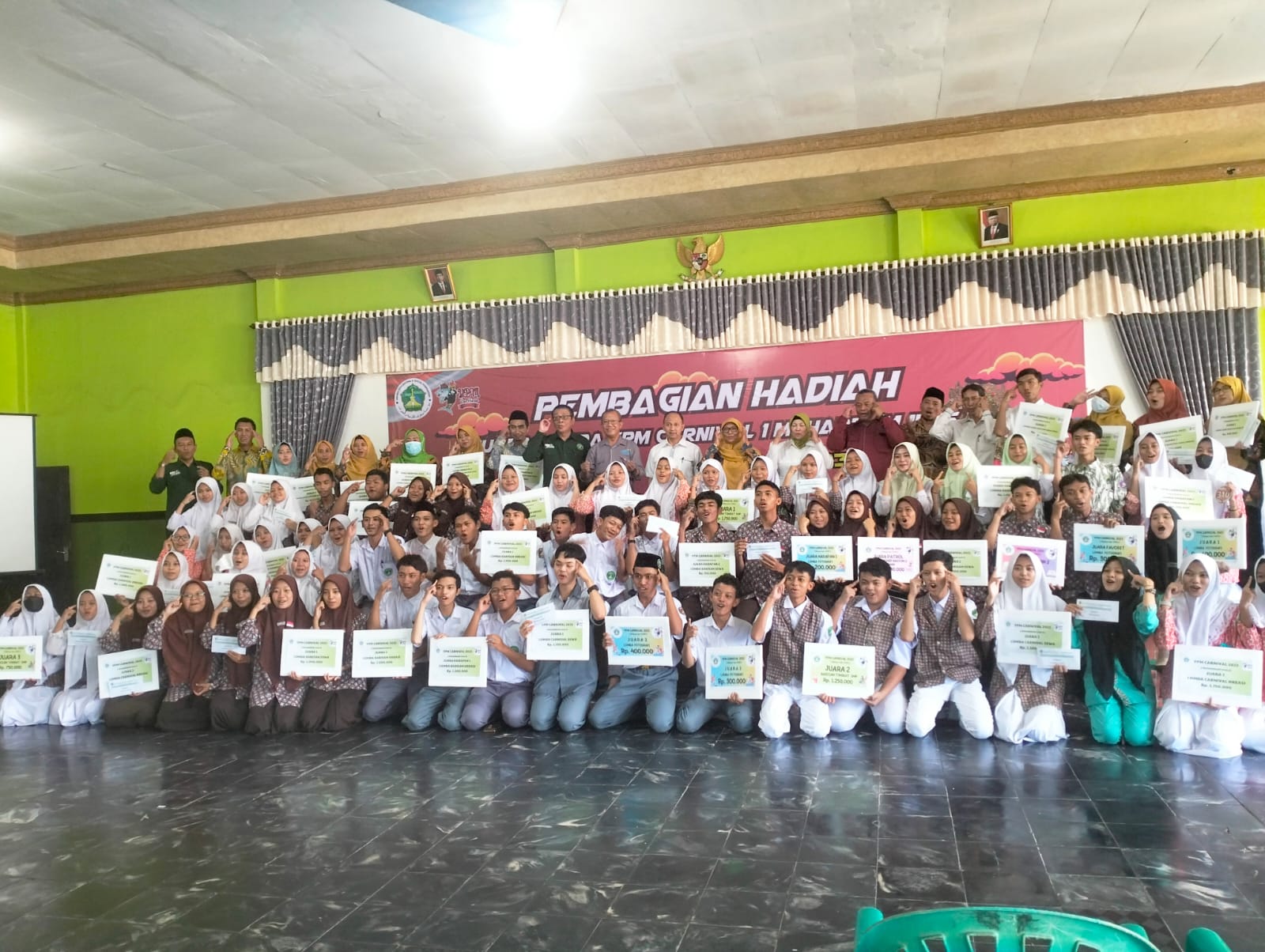 KOMPAK: Foto bersama Ketua YPM&nbsp; Sidoarjo, Ir. H. Ahmad Makki, M.T (tengah baju putih) didampingi Kepala SMK YPM 2 Taman Drs. Nurmusolin,M.Si. (ANAS/RADAR SIDOARJO)