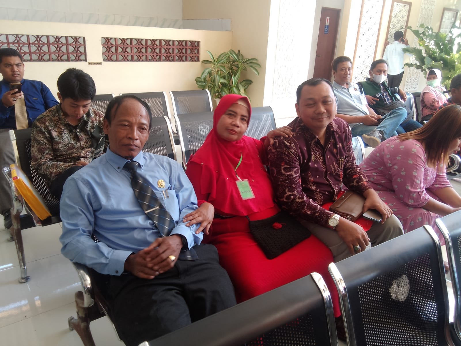 TERSENYUM: Masriah (baju merah) didampingi kuasa hukumnya. (DIKY PUTRA SANSIRI/RADAR SIDOARJO)