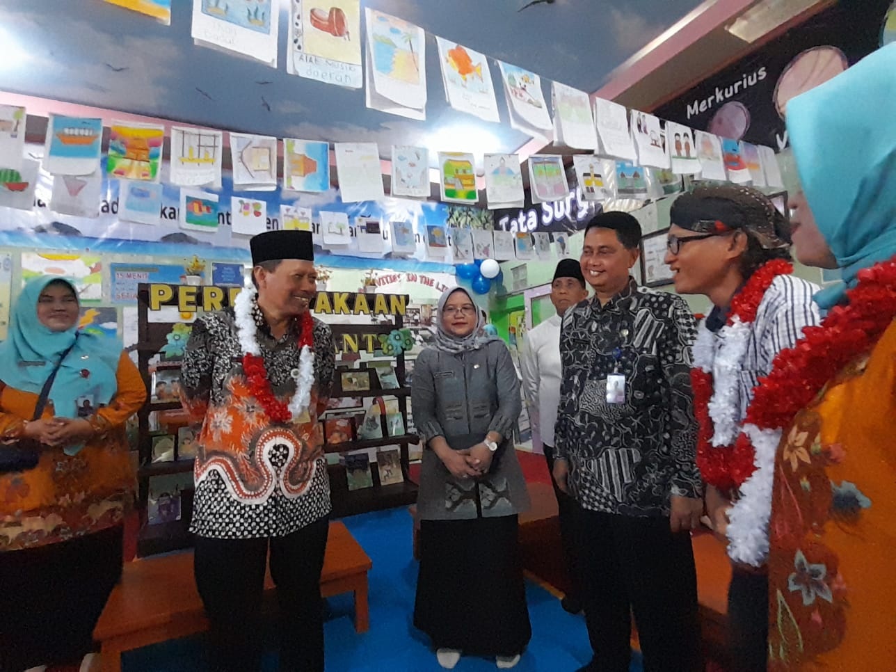 MINAT BACA: Kepala Dispendikbud Sidoarjo Tirto Adi (dua dari kiri) saat menghadiri peresmian perpustakaan ramah anak di SDN Tebel. (M SAIFUL ROHMAN/RADAR SIDOARJO)