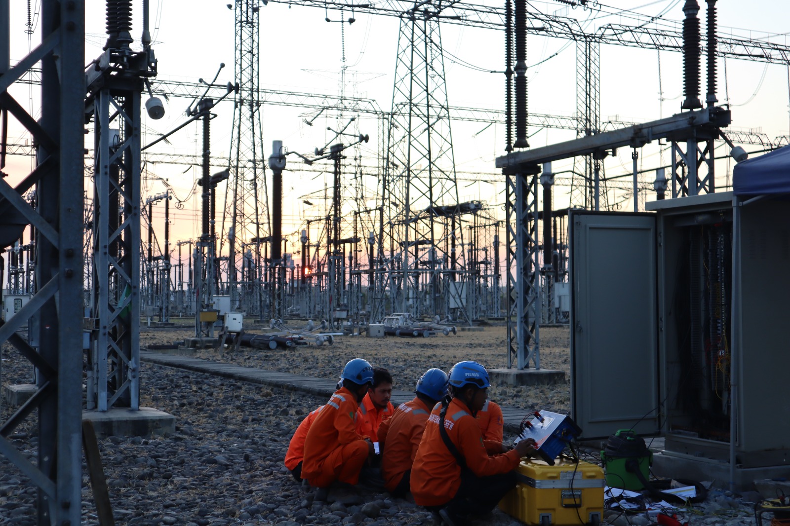 KOMITMEN: Tim PLN saat berhasil mengerjakan penggantian IBT 2 GITET 500 kV, Rabu (2/8). (IST)