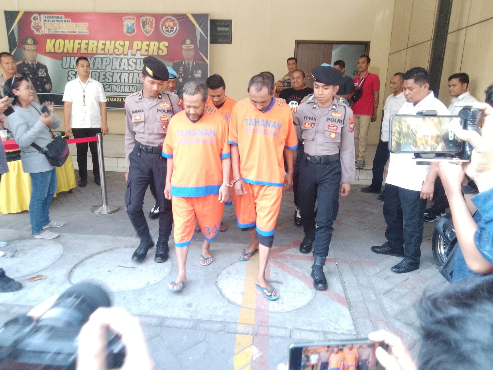 KERJA SAMA: Para tersangka diamankan polisi. (DIKY PUTRA SANSIRI/RADAR SIDOARJO)