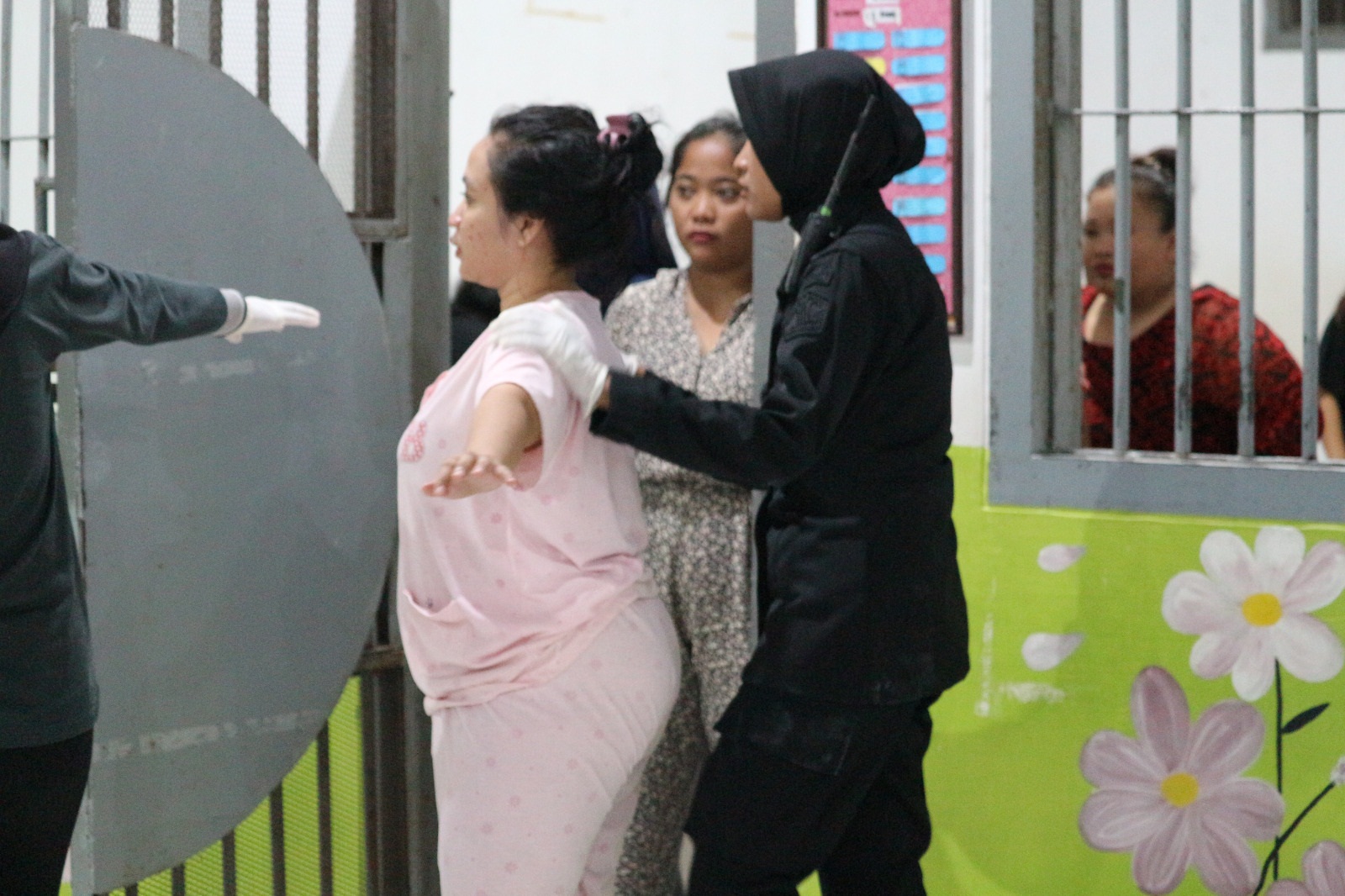 KETAT: Petugas Lapas memeriksa warga binaan di Rutan Perempuan Kelas IIA Surabaya. (IST)