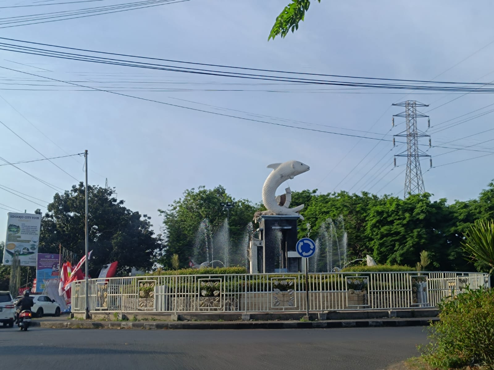 MENYALA: Air mancur di monumen udang dan bandeng di Gading Fajar saat sedang dinyalakan. (ANNISA FIRDAUSI/RADAR SIDOARJO)