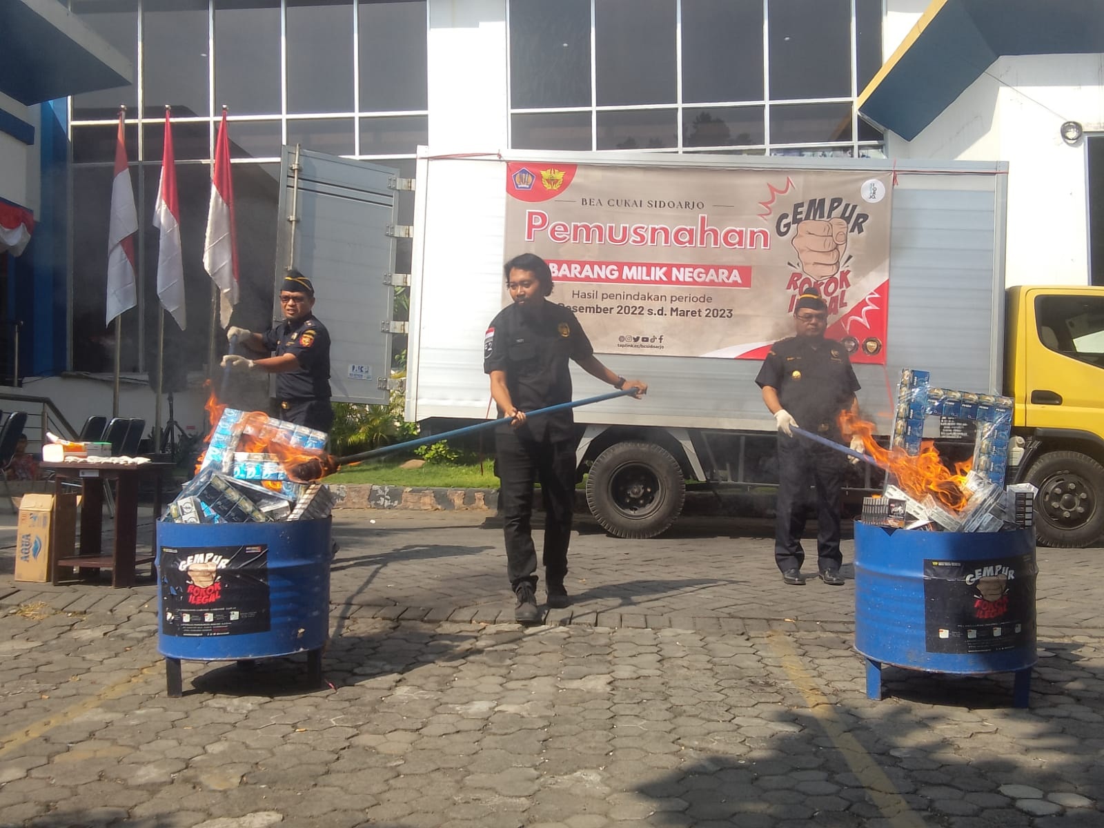 MELANGGAR ATURAN: Rokok ilegal dibakar untuk dimusnahkan. (DIKY PUTRA SANSIRI/RADAR SIDOARJO)