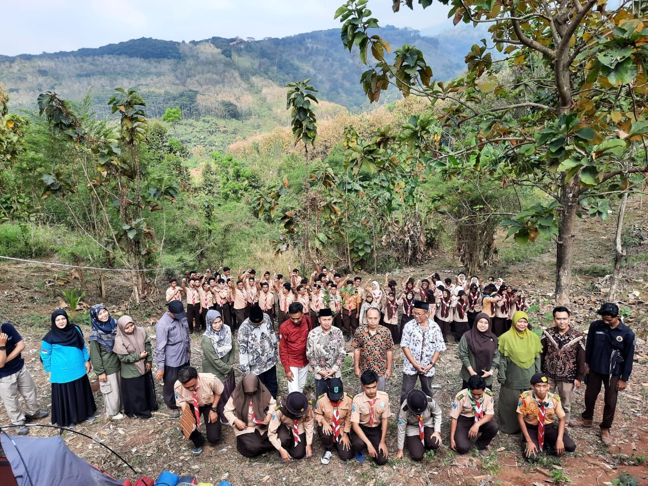 KOMPAK: Pembukaan Sekolah Hutan Wakaf YPM oleh Ketua yayasan. (ANAS/RADAR SIDOARJO)