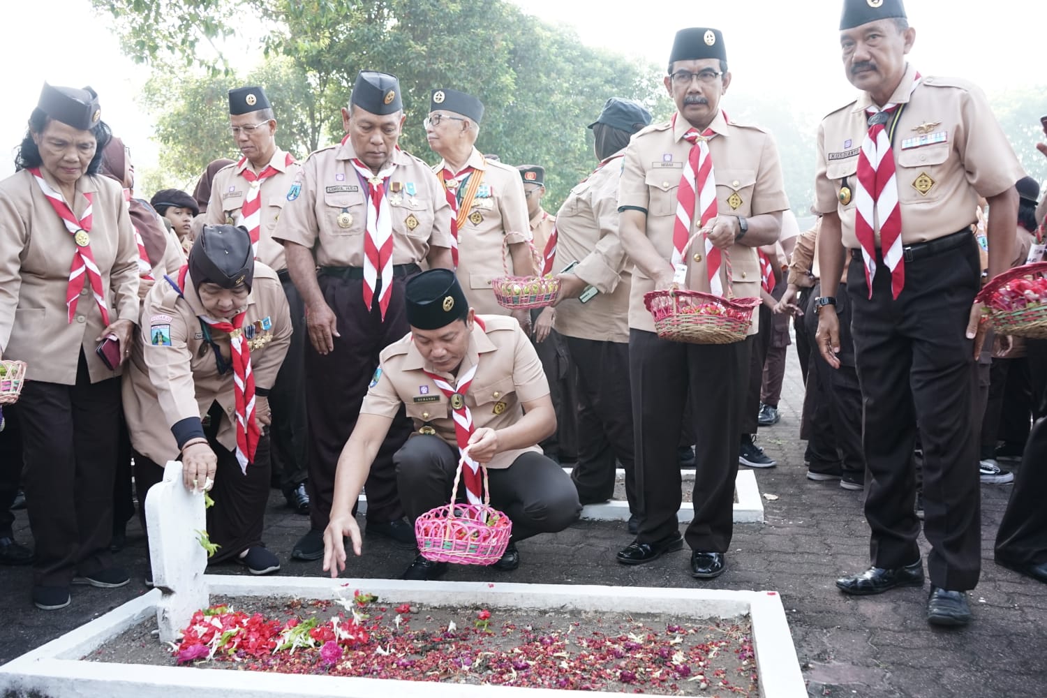 PENGHORMATAN: Ketua Kwarcab Gerakan Pramuka Sidoarjo Subandi bersama anggota berzaiarah ke Taman Makam Pahlawan (TMP) Sidoarjo.