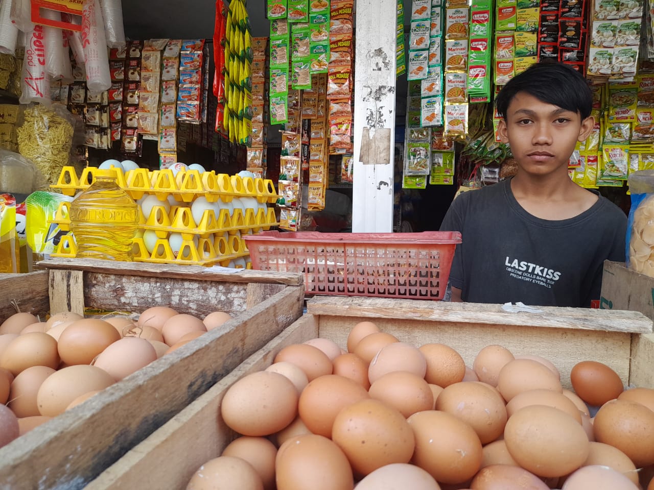 MURAH: Pedagang telur dan sembako yang ada di Pasar Sidokerto, Kecamatan Buduran. (M SAIFUL ROHMAN/RADAR SIDOARJO)