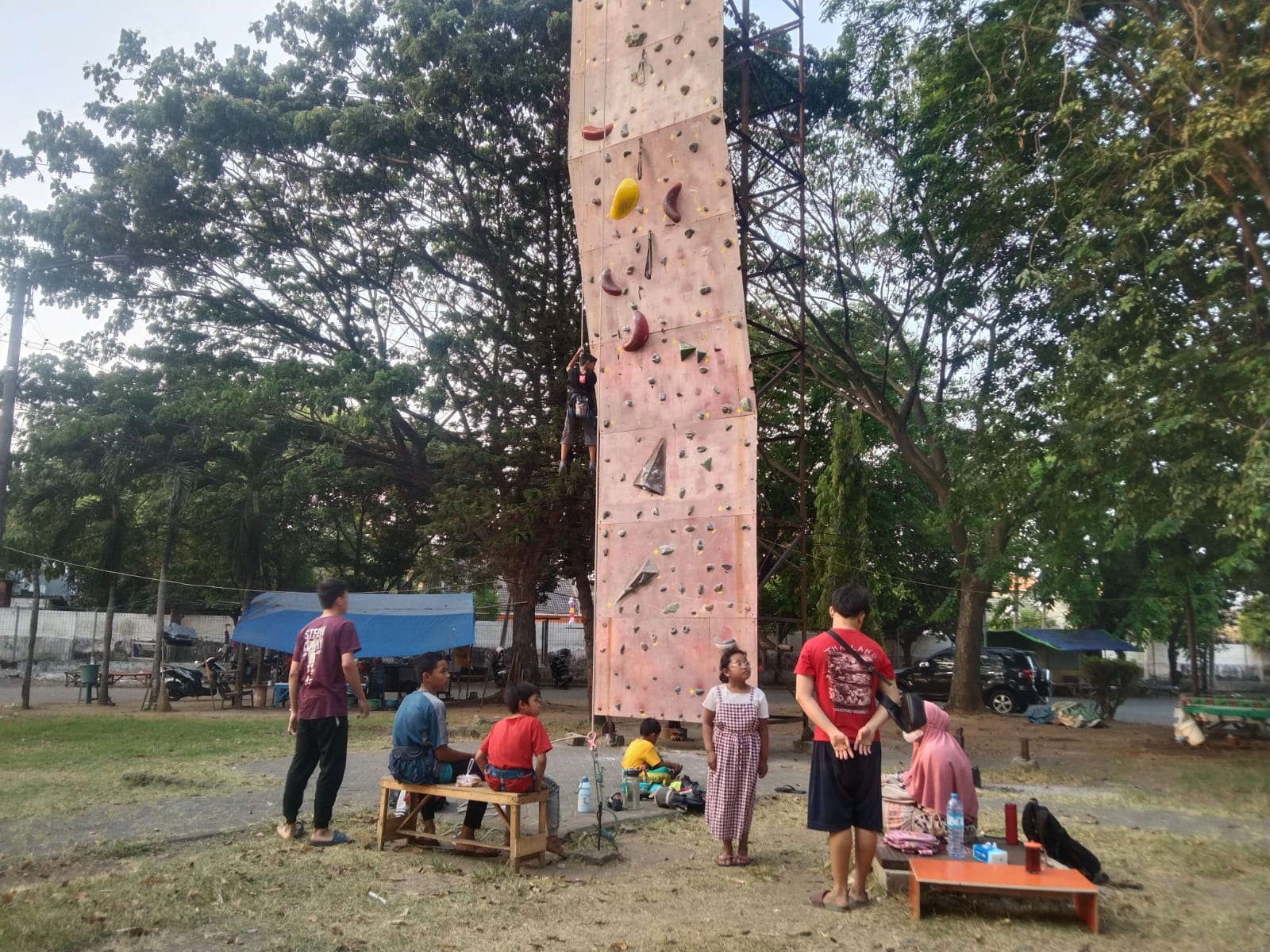RUTIN: Atlet panjat tebing berlatih di kawasan GOR Sidoarjo. (AKIFAH QOTRUNNADA/RADAR SIDOARJO)