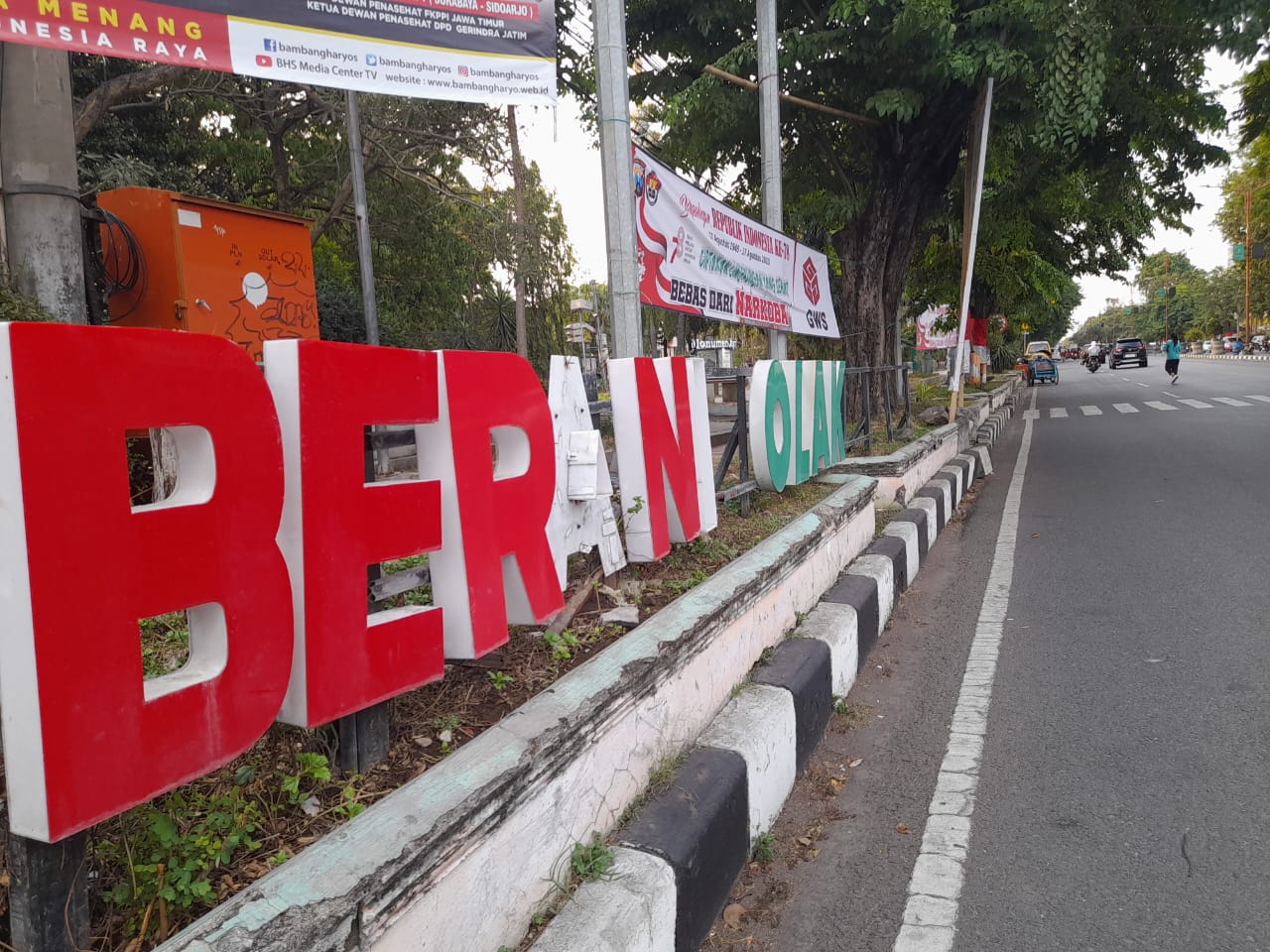 BUTUH PERBAIKAN: Kondisi ornamen imbauan "Berani Tolak Narkoba" di Alun-alun kondisinya memprihatinkan. (M SAIFUL ROHMAN/RADAR SIDOARJO)