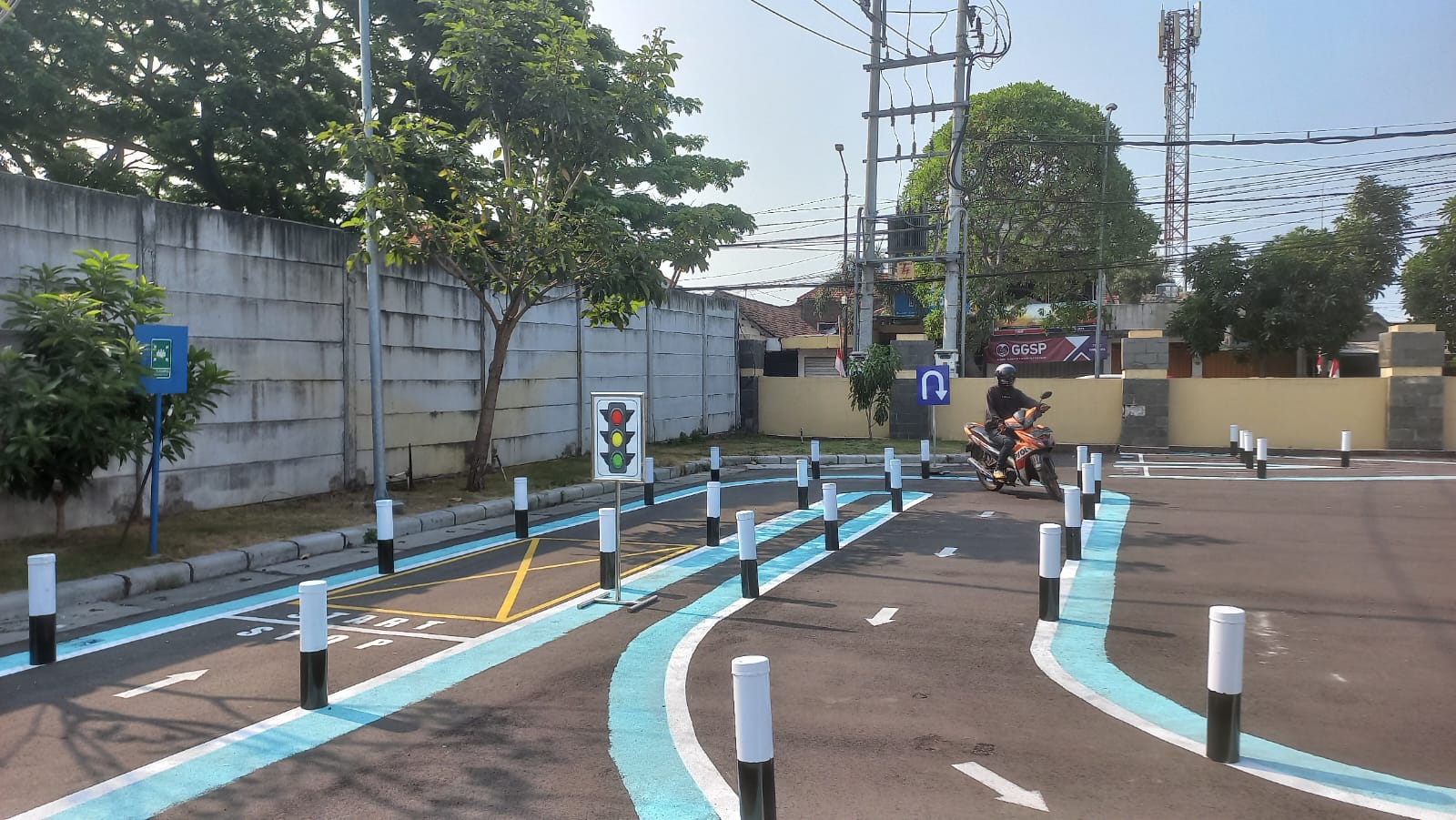 LEBIH MUDAH: Pemohon SIM sedang latihan di lintasan baru Satlantas Polresta Sidoarjo. (DIKY PUTRA SANSIRI/RADAR SIDOARJO)