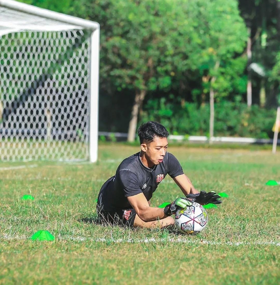 SERIUS: Salah satu penjaga gawang Deltras saat latihan. (Ist)