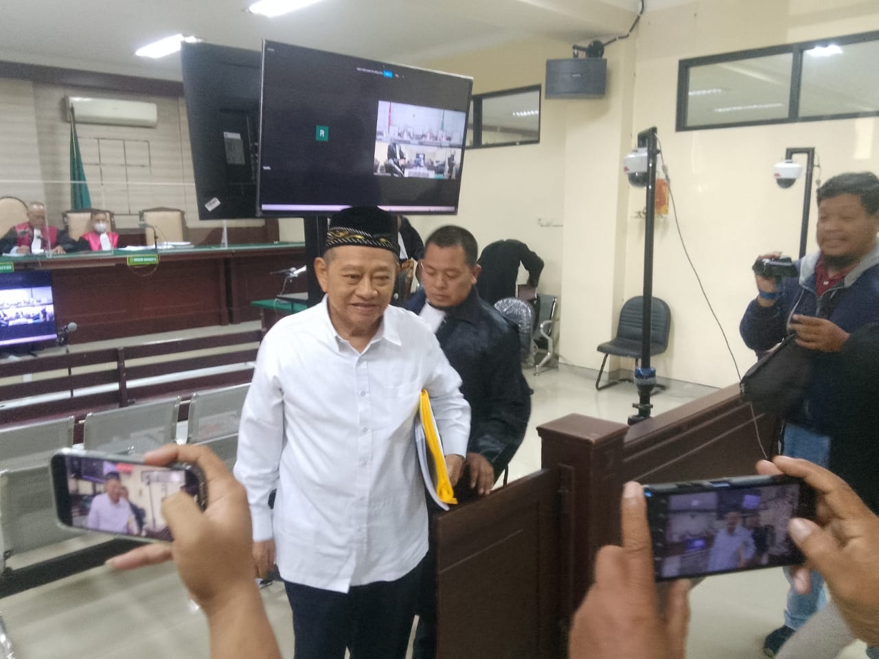 AJUKAN EKSEPSI: Saiful Ilah usai menjalani sidang di Pengadilan Tipikor. (DIKY PUTRA SANSIRI/RADAR SIDOARJO)