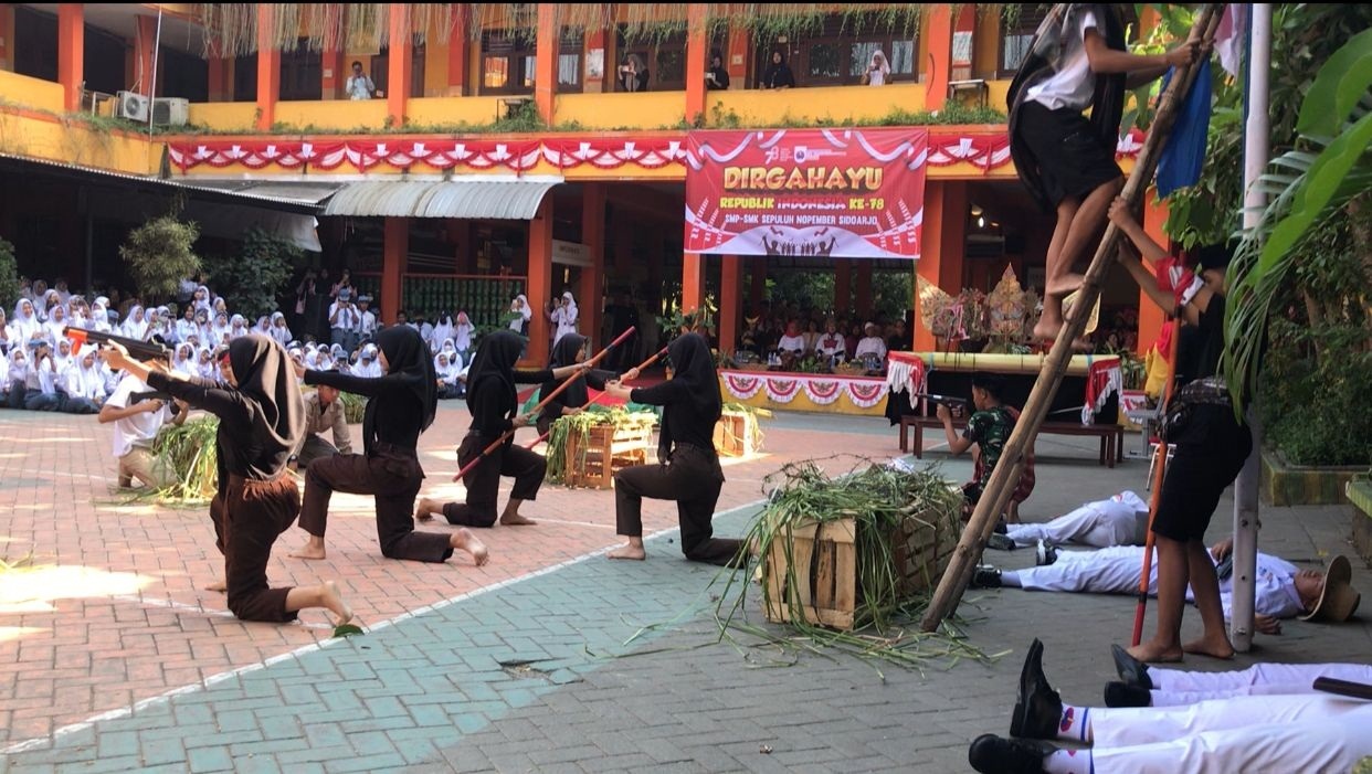SEMANGAT: Siswa SMK Sepuluh&nbsp; Nopember Sidoarjo saat menampilkan teatrikal. (ANAS/RADAR SIDOARJO)