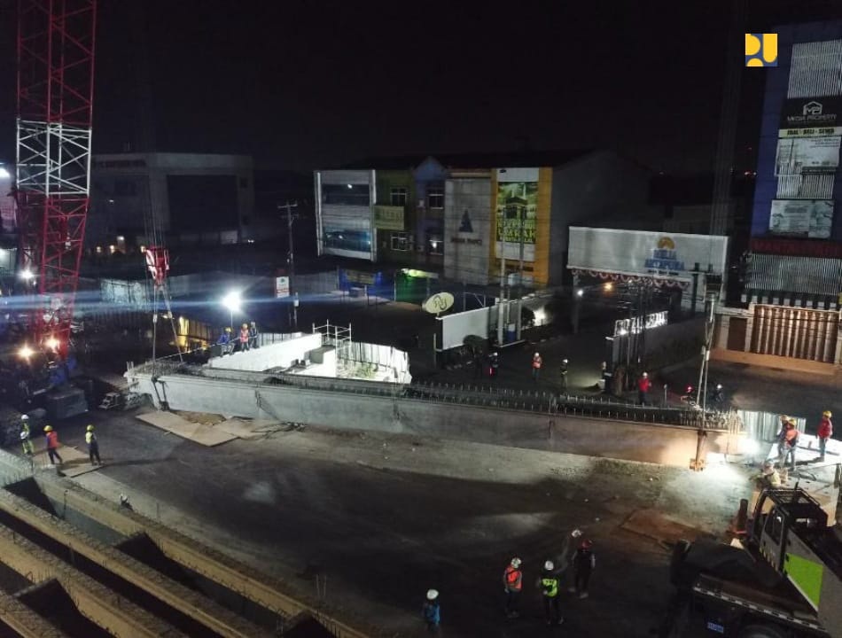 NGEBUT: Proses pembangunan Flyover Djuanda dikerjakan siang hingga malam hari.  &nbsp;
