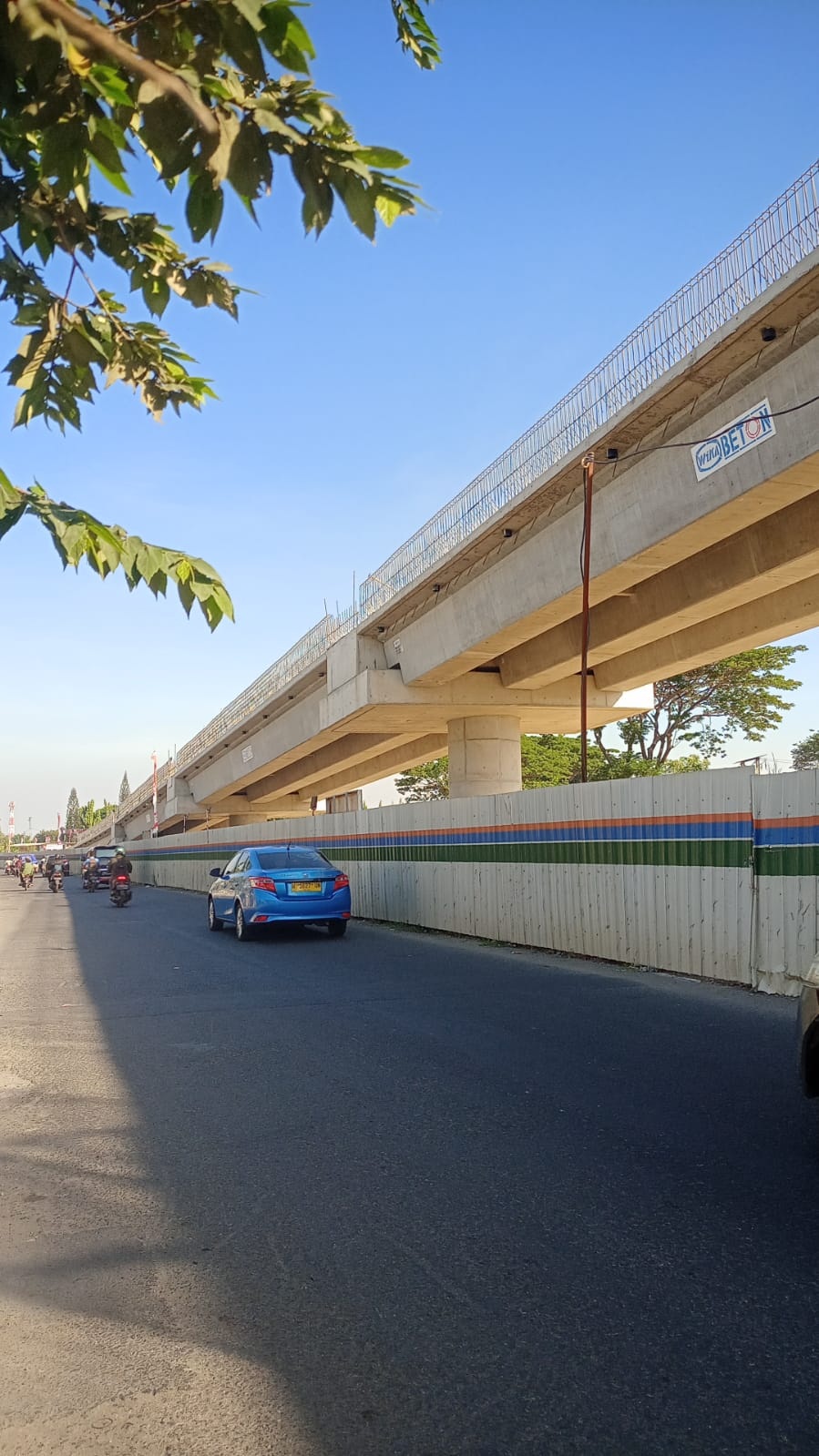 SOLUSI KEMACETAN: Proses pengerjaan flyover Aloha terus dikebut. (DIKY PUTRA SANSIRI/RADAR SIDOARJO)