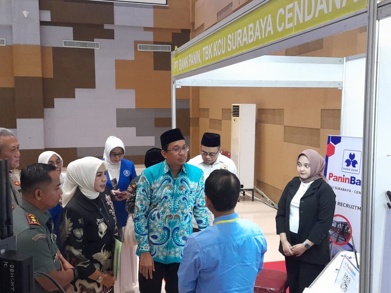 SERAP TENAGA KERJA: Bupati Sidoarjo Ahmad Muhdlor melihat stan job fair di Mal Pelayanan Publik. (M SAIFUL ROHMAN/RADAR SIDOARJO)
