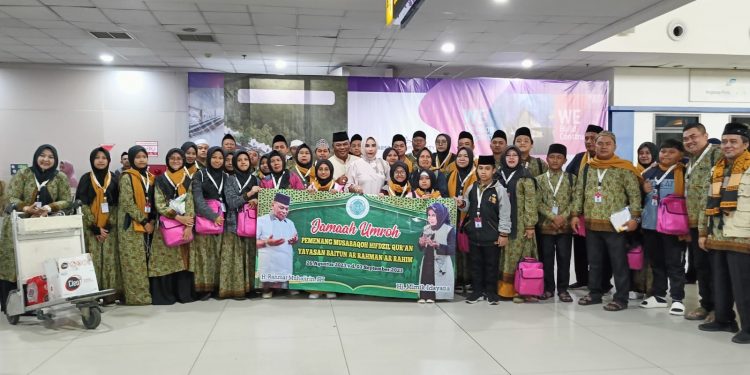 PEDULI: Pasutri Rahmat Muhajirin dan Mimik Idayana saat memberangkatkan umroh.