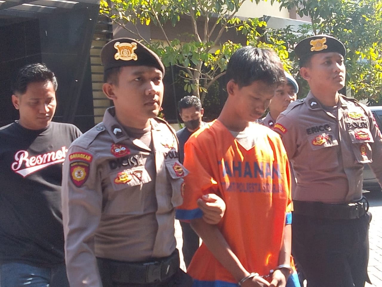 NEKAT: Salah satu pelaku tawuran diamankan polisi. (DIKY PUTRA SANSIRI/RADAR SIDOARJO)