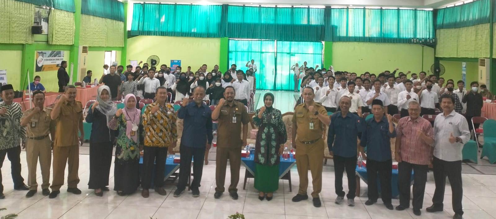 SINERGI: Kepala SMK Negeri 3 Buduran Drs Eko Budi Agus Priatna, perwakilan Disnakertrans Jatim Ainnur Rofik dan Kepala Disnaker Sidoarjo Ainun Amalia bersama peserta BKK. (ANAS/RADAR SIDOARJO)