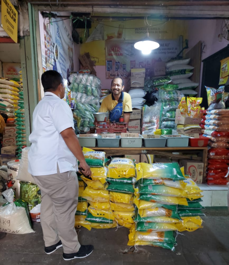 CEK: Pemimpin Cabang BULOG Surabaya Utara Mara Kamin Siregar mengecek ketersediaan beras di Pasar Pucang Anom, Surabaya.
