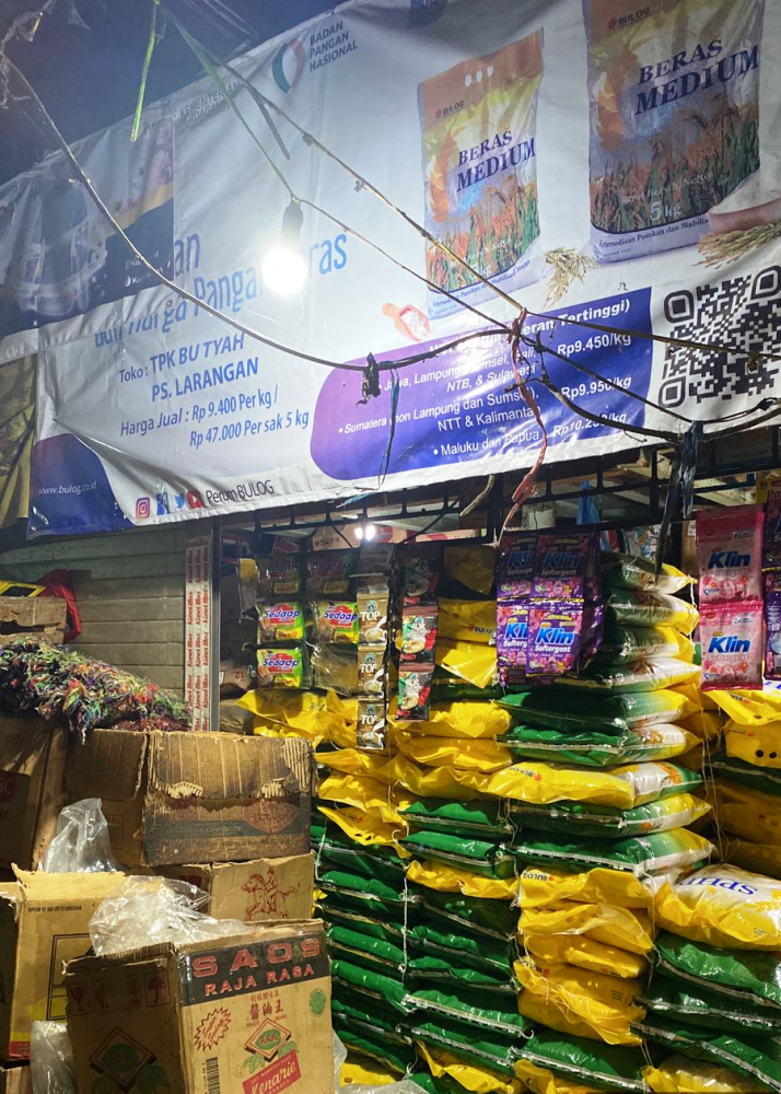 STOK AMAN: Tumpukan beras SPHP yang ada di Pasar Larangan, Sidoarjo.