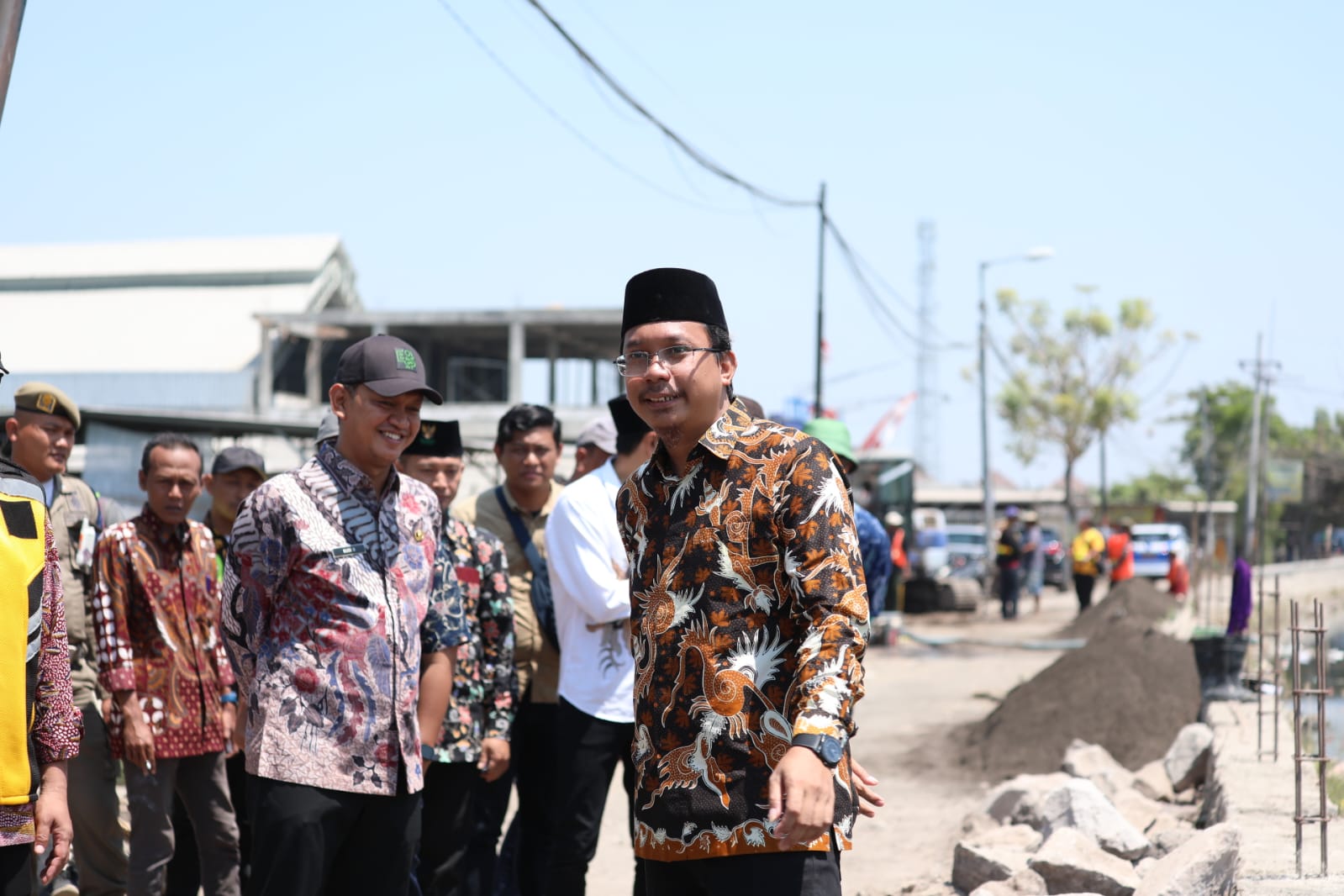 MENJANJIKAN: Bupati Sidoarjo Ahmad Muhdlor saat melihat pengerjaan betonisasi di Banjarsari-Damarsi, Kecamatan Buduran. (IST)  &nbsp;