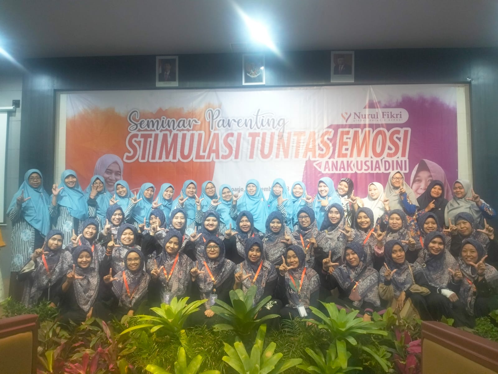KOMPAK: Guru dan Kepala KB-TK NUFI Ustadzah Sri Muryani, S.Pd dan Komite Nurul Fikri Sidoarjo usai kegiatan Seminar Parenting Stimulasi Tuntas Emosi. (ANAS/RADAR SIDOARJO)