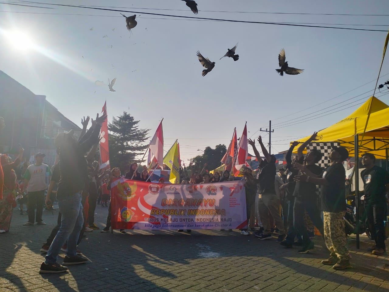 MERIAH: Warga Graha Kota saat pemberangkatan jalan sehat dan karnaval dengan pelepasan burung merpati oleh Ketua RW 12 Mukti Wibowo. (ANAS/RADAR SIDOARJO)