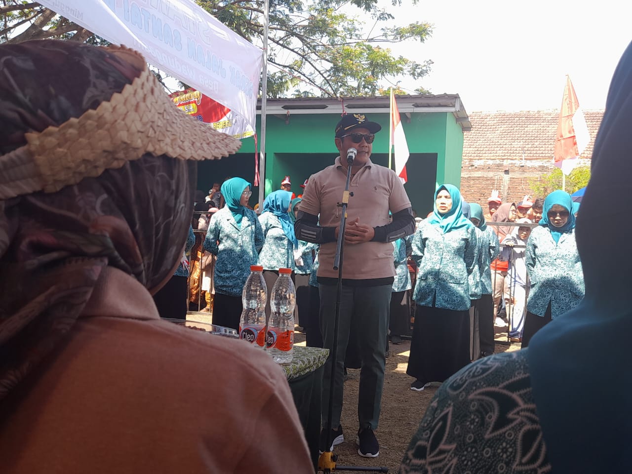 ANTUSIAS: Wakil Bupati Sidoarjo Subandi membuka kegiatan gerak jalan santai beregu di Desa Wadungasih. (M SAIFUL ROHMAN/RADAR SIDOARJO)