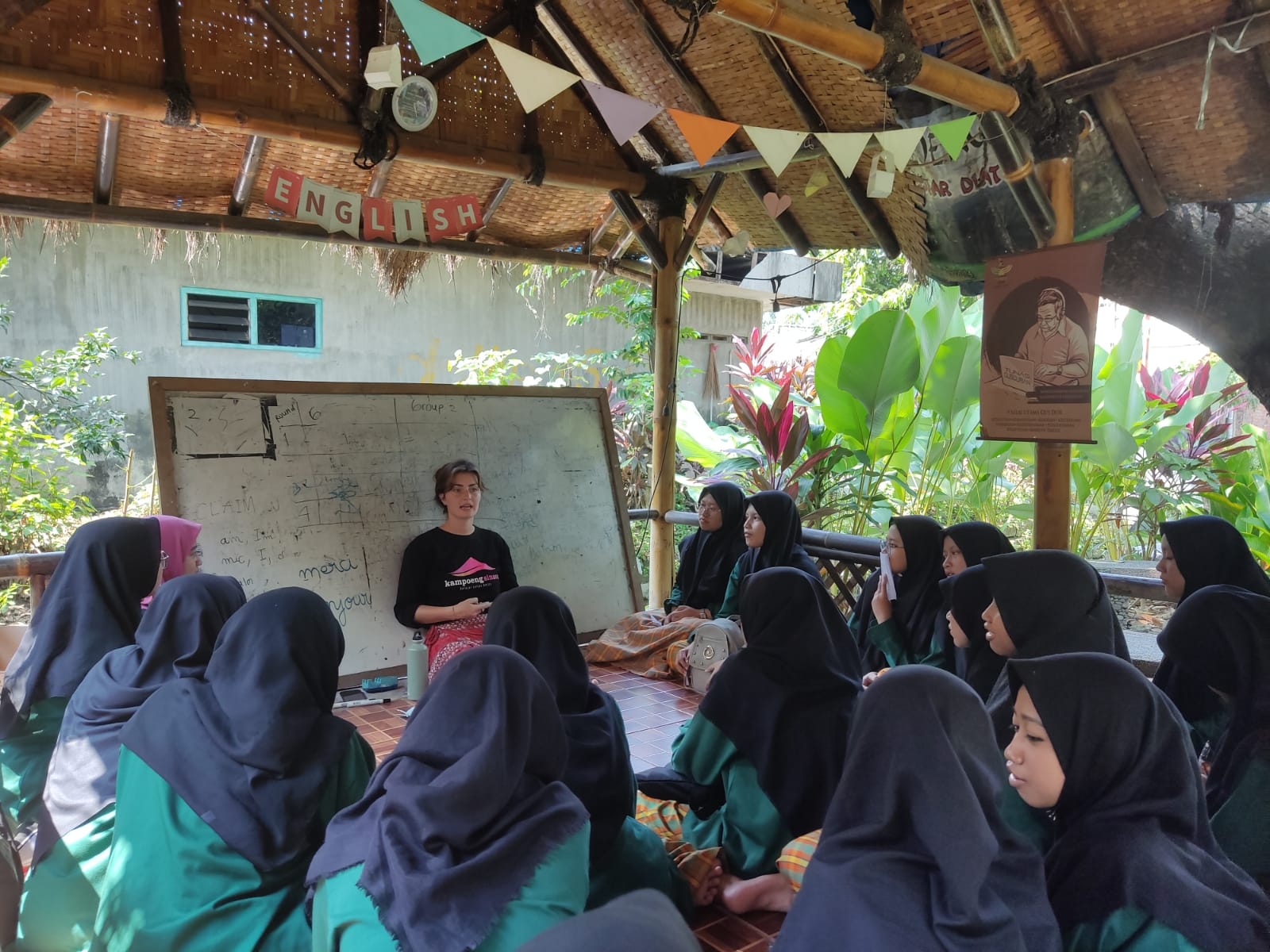 MENGASYIKKAN: Salah seorang volunteer mengajar di Kampoeng Sinaoe Sidoarjo. (M SAIFUL ROHMAN/RADAR SIDOARJO)
